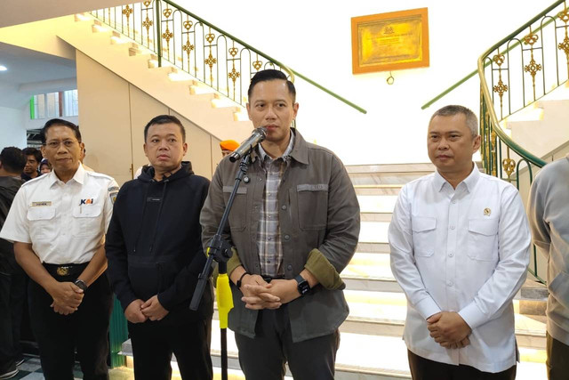 Dirut PT KAI Didiek Hartantyo, Menteri ATR/BPN Nusron Wahid, Menko Infrastruktur Agus Harimurti Yudhoyono (AHY), Menhub Dudy Purwagandhi, di Stasiun Tugu Yogyakarta, Selasa (17/12/2024). Foto: Arfiansyah Panji Purnandaru/kumparan 