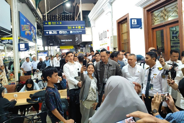 Menko Bidang Infrastruktur dan Pembangunan Kewilayahan, Agus Harimurti Yudhoyono (AHY) di Stasiun Tugu Yogyakarta, Selasa (17/12/2024). Foto: Arfiansyah Panji Purnandaru/kumparan