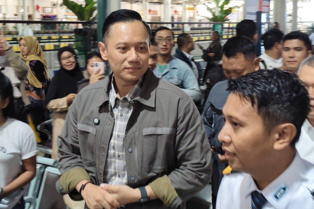 Menko Bidang Infrastruktur dan Pembangunan Kewilayahan, Agus Harimurti Yudhoyono (AHY) di Stasiun Tugu Yogyakarta, Selasa (17/12/2024). Foto: Arfiansyah Panji Purnandaru/kumparan