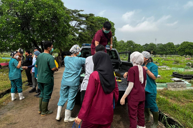 Suasana jelang ekshumasi bayi yang diduga tertukar di RSIJ Cempaka Putih di TPU Semper, Jakarta Utara, Selasa (17/12/2024). Foto: Rayyan Farhansyah/kumparan