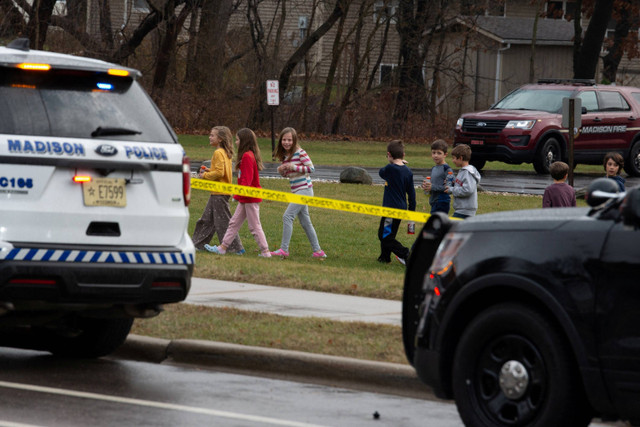 Suasana usai penembakan di Sekolah Kristen Abundant Life di Madison, Wisconsin, Amerika Serikat, Senin (16/12/2024). Foto: Cullen Granzen/REUTERS