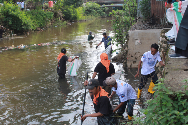 BRI Peduli gelar bersih-bersih Tukad Cari Kabasan, berlokasi di Kel. Pedungan, Kota Denpasar, Jumat (15/12/2024). Foto: Dok. BRI