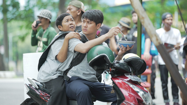 Adul dan  Rizky Billar di film Amin Tanpa Iman. Foto: Istimewa. 