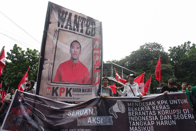 Massa pengunjuk rasa membentangkan spanduk Harun Masiku dalam aksi di depan Gedung Merah Putih KPK, Jakarta, Senin (16/12/2024).  Foto: Zaky Fahreziansyah/ANTARA FOTO