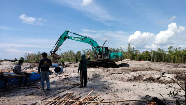 Petugas Polres Ketapang saat berada di lokasi PETI yang sudah ditinggalkan penambangnya. Foto: Dok. Polres Ketapang