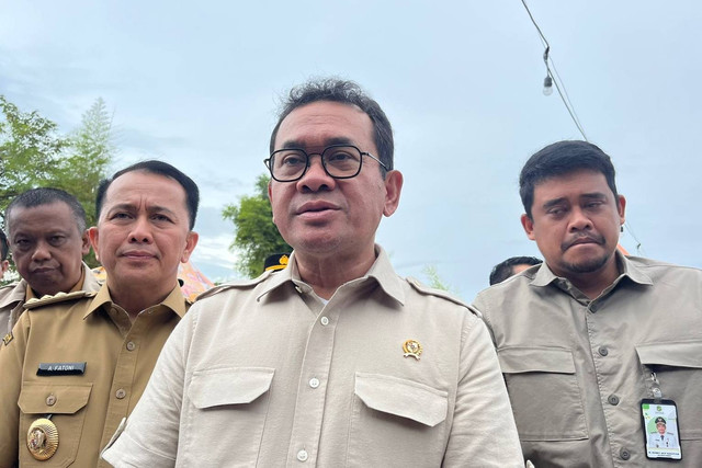 Menteri Perdagangan Budi Santoso di Pasar Murah Pemkot Medan di Kelurahan Terjun, Kecamatan Medan Marelan, pada Selasa (17/12/2024). Foto: Tri Vosa/kumparan