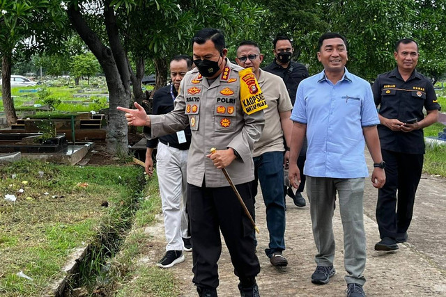 Kapolres Jakarta Pusat Kombes Pol Susatyo Purnomo Condro mendatangi lokasi ekshumasi bayi yang diduga tertukar di TPU Semper, Jakarta Utara, Selasa (17/12/2024). Foto: Rayyan Farhansyah/kumparan