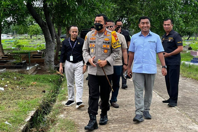 Kapolres Jakarta Pusat Kombes Pol Susatyo Purnomo Condro mendatangi lokasi ekshumasi bayi yang diduga tertukar di TPU Semper, Jakarta Utara, Selasa (17/12/2024). Foto: Rayyan Farhansyah/kumparan