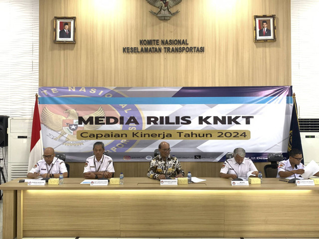 Suasana media rilis KNKT (Komite Nasional Keselamatan Transportasi) tentang capaian kinerja tahun 2024 di Kantor KNKT, Jakarta, Selasa (17/12/2024). Foto: Luthfi Humam/kumparan