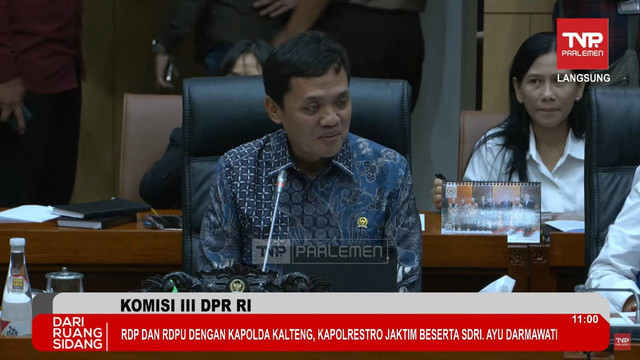 Ketua Komisi III DPR RI Habiburokhman memimpin rapat dengar pendapat (RDP) dengan Kapolda Kalimantan Tengah, Kapolres Jakarta Timur dan Ayu Darmawati di Kompleks Senayan, Jakarta, Selasa (17/12/2024). Foto: Youtube/ TVR Parlemen