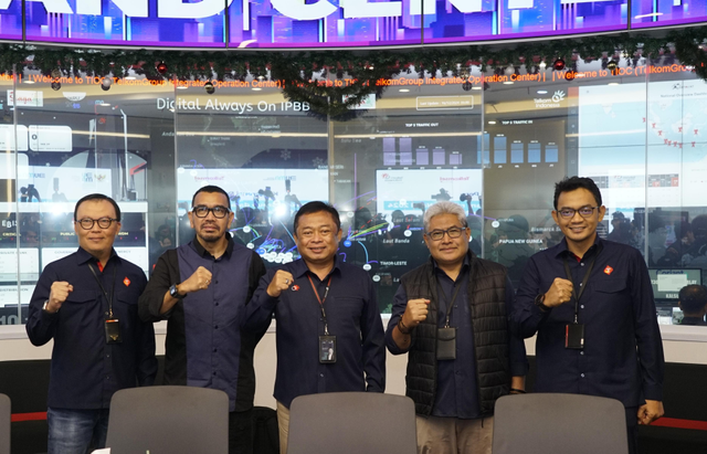 (Kiri ke kanan) Direktur Utama Telkomsel Nugroho, Staf Khusus bidang Strategi Komunikasi dan Hubungan Publik Kementerian BUMN RI Arya Sinulingga, Direktur Utama Telkom Ririek Adriansyah, Direktur Network and IT Solution Telkom Herlan Wijanarko, dan Direktur Network Telkomsel Indra Mardiatna saat Konferensi Pers Kesiapan TelkomGroup dalam rangka Natal 2024 dan Tahun Baru 2025 di TelkomGroup Integrated Operation Center (TIOC), pada Senin (16/11). Foto: Dok. Telkom