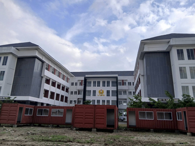 Unsika Karawang beli 40 kontainer untuk membuat kekurangan ruang kelas. Foto: kumparan