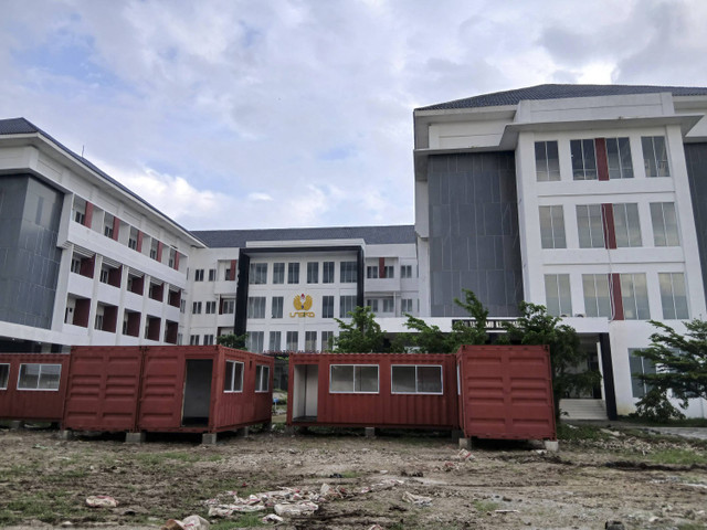 Unsika Karawang beli 40 kontainer untuk membuat kekurangan ruang kelas. Foto: kumparan