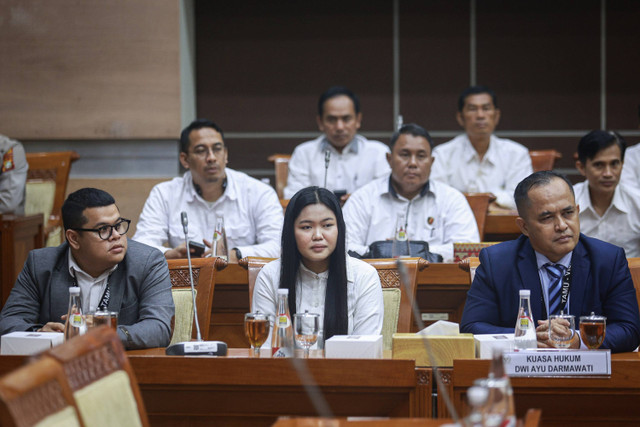 Korban penganiayaan Dwi Ayu Darmawati (tengah) saat mengikuti Rapat Dengar Pendapat (RDP) dengan Komisi III DPR di Kompleks Parlemen, Senayan, Jakarta, Selasa (17/12/2024). Foto: Dhemas Reviyanto/ANTARA FOTO