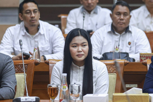 Korban penganiayaan Dwi Ayu Darmawati (tengah) saat mengikuti Rapat Dengar Pendapat (RDP) dengan Komisi III DPR di Kompleks Parlemen, Senayan, Jakarta, Selasa (17/12/2024). Foto: Dhemas Reviyanto/ANTARA FOTO