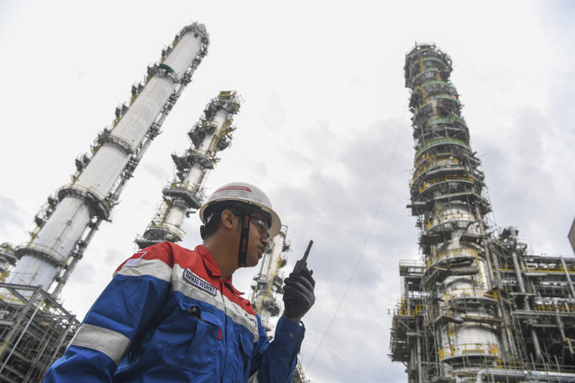 Petugas melakukan kontrol di PT Kilang Pertamina Balikpapan. Foto: M Risyal Hidayat/ANTARA FOTO