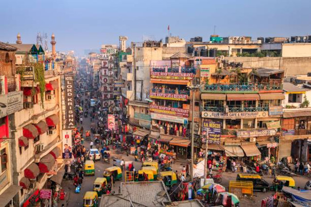 Potret hiruk-pikuk kehidupan urban India yang penuh warna dan energi. Sumber foto: hadynyah/Getty Images