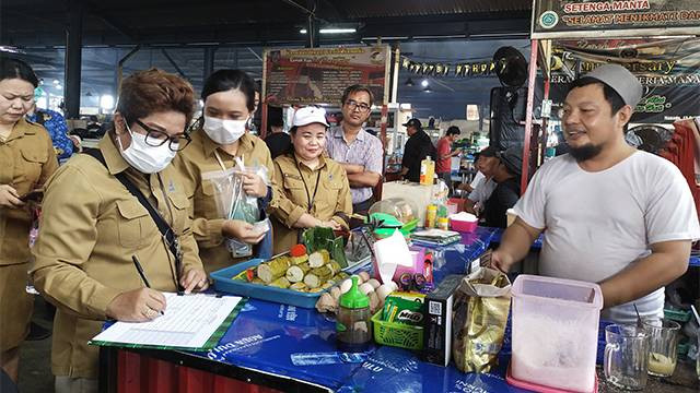 Pengawasan bahan olahan yang dilakukan Balai BPOM di salah satu pasar tradisional di Kota Manado, Sulawesi Utara.