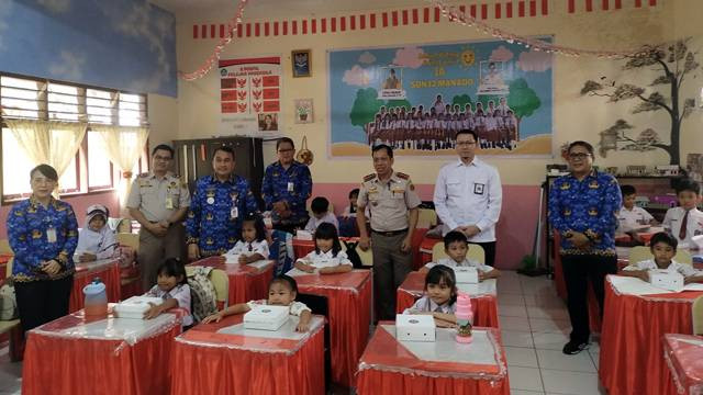 Program makan bergizi gratis yang dilaksanakan Barantin Sulawesi Utara di salah satu SD di Kota Manado.