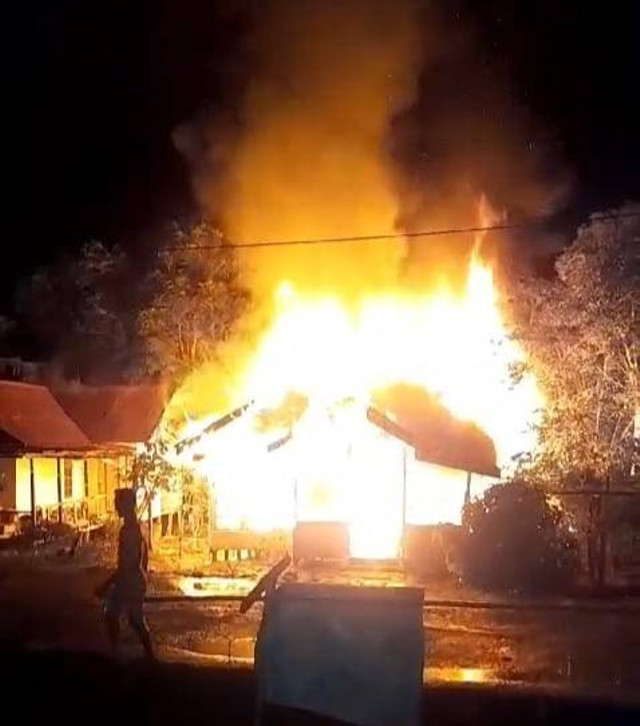 Rumah warga di Desa Seberang Kapuas hangus terbakar. Foto: Dok. Istimewa