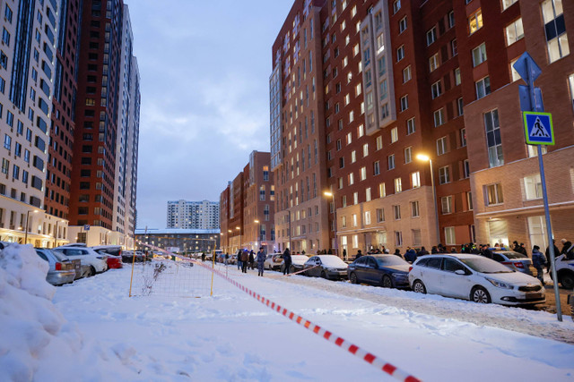 Suasana lokasi ledakan yang dilaporkan menewaskan dua perwira militer di Moskow, Rusia, Selasa (17/12/2024). Foto: Maxim Shemetov/REUTERS