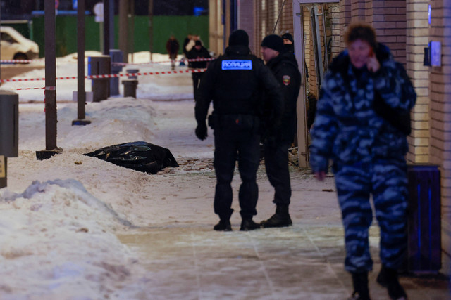 Suasana lokasi ledakan yang dilaporkan menewaskan dua perwira militer di Moskow, Rusia, Selasa (17/12/2024). Foto: Maxim Shemetov/REUTERS