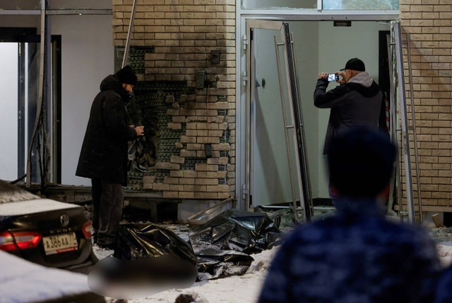 Suasana lokasi ledakan yang dilaporkan menewaskan dua perwira militer di Moskow, Rusia, Selasa (17/12/2024). Foto: Maxim Shemetov/REUTERS