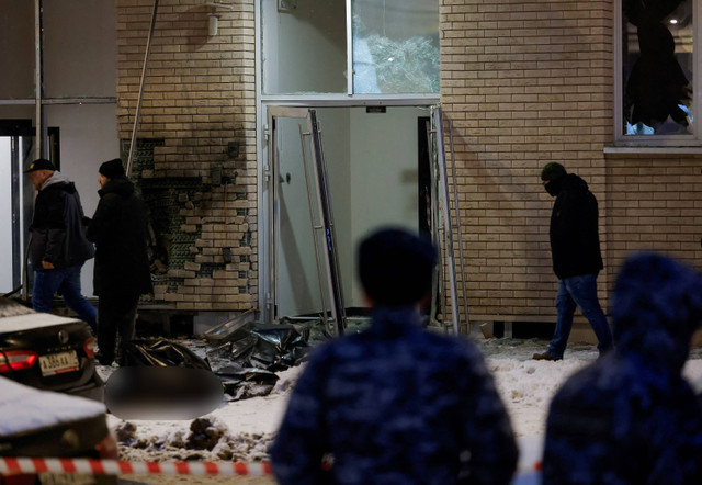 Suasana lokasi ledakan yang dilaporkan menewaskan dua perwira militer di Moskow, Rusia, Selasa (17/12/2024). Foto: Maxim Shemetov/REUTERS