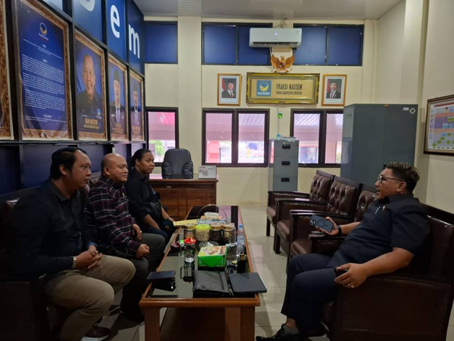 Kuasa Hukum II, Yudia Alamsyah, saat menemui Ketua BK DPRD Kabupaten Cirebon, Yuki Eka Bastian, di Gedung DPRD setempat. Foto: Tarjoni/Ciremaitoday