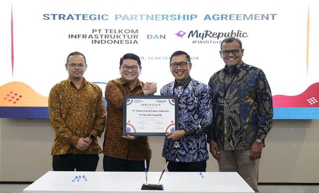 (Kiri ke kanan) Chief Technology Officer MyRepublic Hendra Gunawan, Chief Executive Officer MyRepublic Timotius Max Sulaiman, Direktur Utama TIF I Ketut Budi Utama, dan Direktur Planning & Operations TIF Suharyoto dalam acara penandatanganan perjanjian kerja sama strategis antara PT Telkom Infrastruktur Indonesia (TIF) dan PT Eka Mas Republik (MyRepublic) di Telkom Landmark Tower, Jakarta pada Senin (16/12). Foto: Dok. Telkom