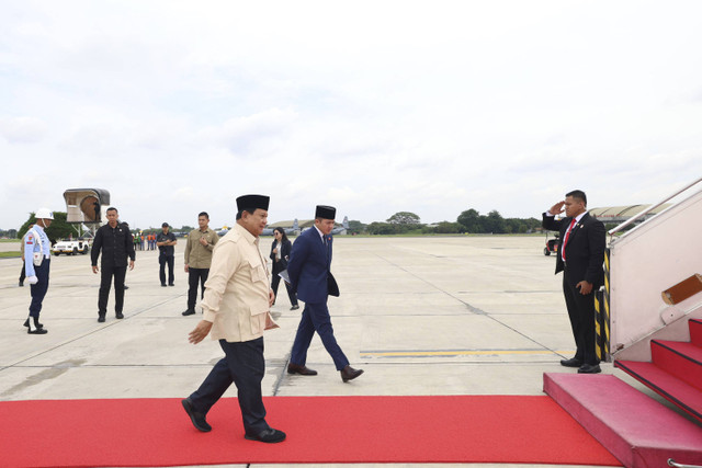 Presiden Prabowo Subianto berjalan menuju pesawat didampingi Sekertaris Kabinet  Teddy Indra Wijaya sebelum melakukan kunjungan ke luar negeri di Pangkalan TNI AU Halim Perdanakusama, Jakarta, Selasa (17/12/2024). Foto: Dok. Istimewa