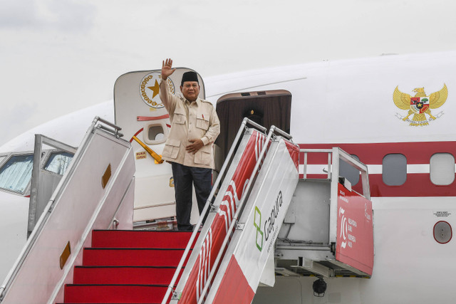 Presiden Prabowo Subianto melambaikan tangan sebelum melakukan kunjungan ke luar negeri di Pangkalan TNI AU Halim Perdanakusama, Jakarta, Selasa (17/12/2024). Foto: Galih Pradipta/ANTARA FOTO