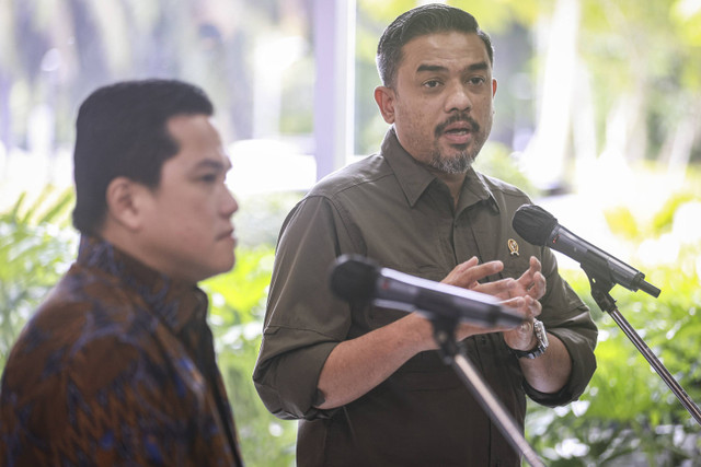 Menteri UMKM Maman Abdurrahman (kanan) bersama Menteri BUMN Erick Thohir (kiri) menyampaikan keterangan pers usai melakukan pertemuan di Kementerian BUMN, Jakarta, Selasa (17/12/2024). Foto: Dhemas Reviyanto/ANTARA FOTO