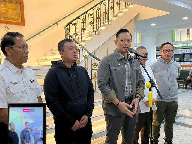 Rombongan Menteri Kabinet Merah Putih menjajal direct train atau kereta langsung dari Stasiun Gambir Jakarta ke Stasiun Yogyakarta.  (Foto : M Wulan)