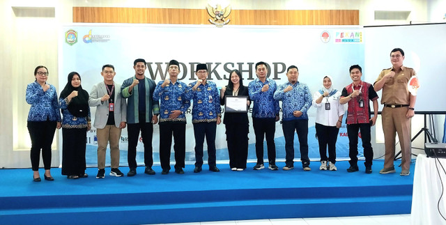 Foto bersama usai pembukaan workshop wirausaha muda yang digelar di Gedung PKK Sekadau. Foto: Dina Mariana/Hi!Pontianak