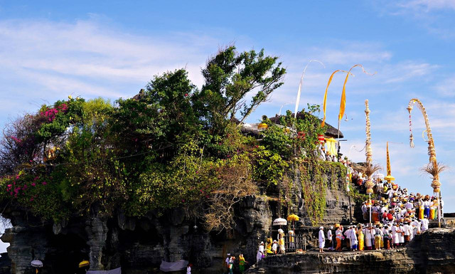 ilustrasi pura tanah lot (https://pixabay.com/id/)