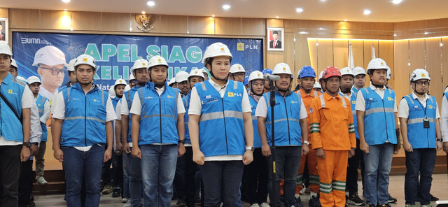 General Manager PLN UID Kalimantan Barat, Joice Lanny WantaniaMemimpin Apel Siaga Kelistrikan Natal 2024 dan Tahun Baru 2025 di PLN UP3 Pontianak Jalan Ahmad Yani. Foto: Dok. PLN Kalbar