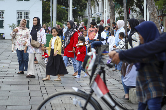 Wisatawan berkunjung di kawasan Kota Tua untuk ngabuburit, Jakarta, Selasa (17/12/2024). Foto: Iqbal Firdaus/kumparan