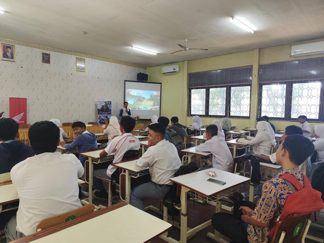 Asmo Kalbar memberikan edukasi safety riding di SMKN 2 Pontianak. Foto: Dok. Asmo Kalbar