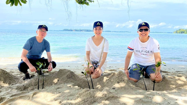 PT Atome Finance Indonesia melakukan penanaman mangrove di Pulau Genteng Kecil.