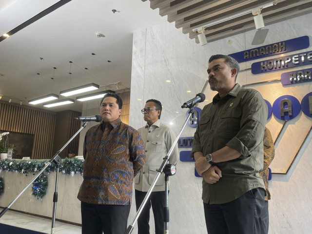 Menteri BUMN Erick Thohir bersama Menteri UMKM Maman Abdurrahman melakukan pertemuan di Kantor Kementerian BUMN, Selasa (17/12/2024). Foto: Ghifari/kumparan 