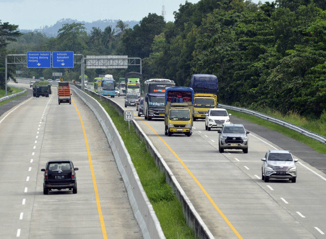 Sejumlah kendaraan melintas di Jalan Tol Trans Sumatera (JTTS) Lampung, Lampung, Selasa (17/12/2024). Foto: Ardiansyah/ANTARA FOTO