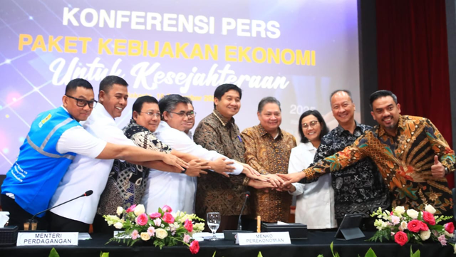 Konferensi Pers Paket Kebijakan Ekonomi untuk Kesejahteraan yang digelar di Kantor Kementerian Koordinator Perekonomian, Jakarta pada Senin (16/12). Foto: Dok. PLN