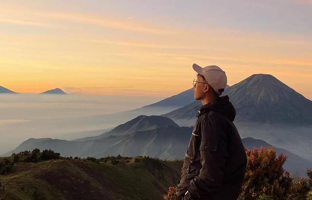 Penulis sedang diam berdiri, menyaksikan keajaiban indahnya alam di Puncak Gunung Prau pada pagi hari, Kabupaten Wonosobo, Jawa Tengah  (Dok. Azizan Ananda Salviano)