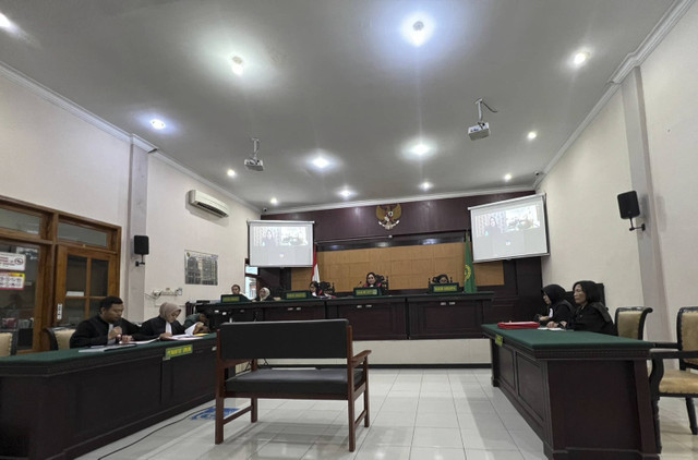 Sidang tuntutan Briptu Fadhilatun Nikmah (28), polwan di Mojokerto yang membakar suaminya sendiri, Briptu Rian Dwi (27) yang juga seorang anggota Polri, Selasa (17/12/2024). Foto: Dok. Istimewa