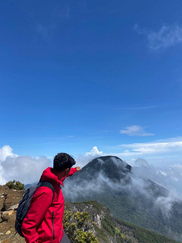 Gambar 1. View dipuncak gunung gede (sumber : dokumen pribadi)