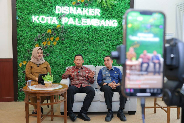 Pj Wali Kota Palembang, Cheka Virgowansyah, saat menjelaskan program "Ado Gawe" di Palembang. (ist)