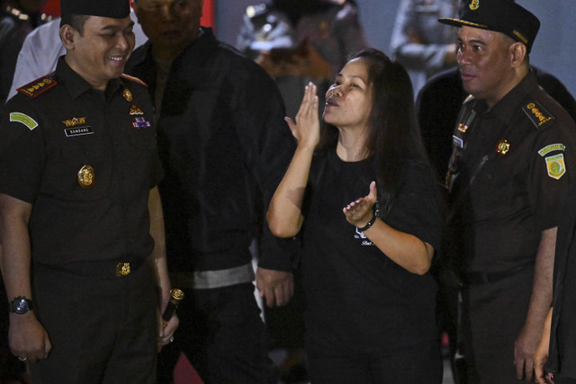 Warga negara Filipina terpidana mati kasus narkotika Mary Jane Veloso (tengah) menyapa wartawan setelah keluar dari Lapas Perempuan Kelas IIA Pondok Bambu di Jakarta, Selasa (17/12/2024). Foto: Aprillio Akbar/ANTARA FOTO