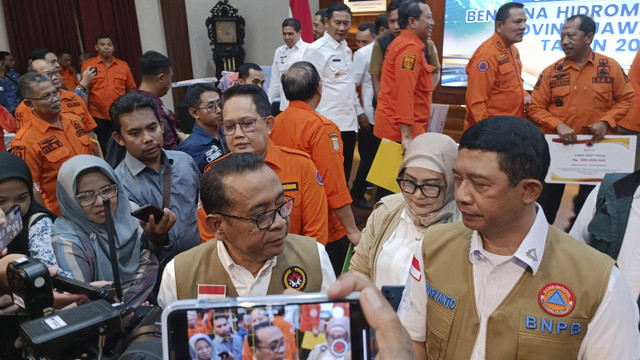 Menko PMK Pratikno (kiri) dan Kepala Badan Nasional Penanggulangan Bencana (BNPB), Letjen TNI Suharyanto usai Rapat Koordinasi Siaga Darurat Bencana Hidrometeorologi Provinsi Jawa Timur di Surabaya, Selasa (17/12/2024). Foto: Farusma Okta Verdian/kumparan