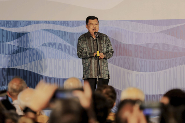 Mantan Wakil Presiden Republik Indonesia Jusuf Kalla menyampaikan  pada peringatan satu tahun wafatnya Prof. Dr. Kuntoro Mangkusubroto (1947-2023) bertajuk "Belajar dari Kuntoro: Integritas, Kepemimpinan dan Pengabdian" di Jakarta, Selasa (17/12/2024 Foto: Jamal Ramadhan/kumparan